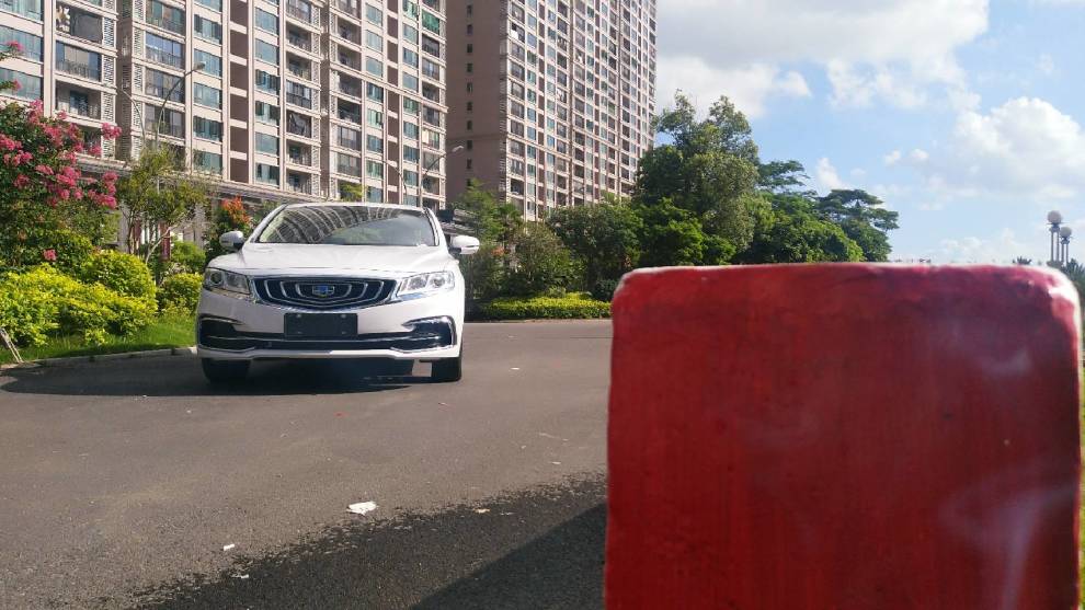 刚提博瑞,小区附近抓拍