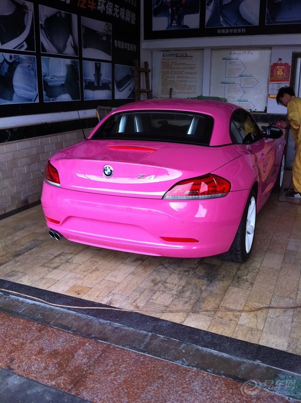 粉红色的宝马z4,我看了心里怪怪的!