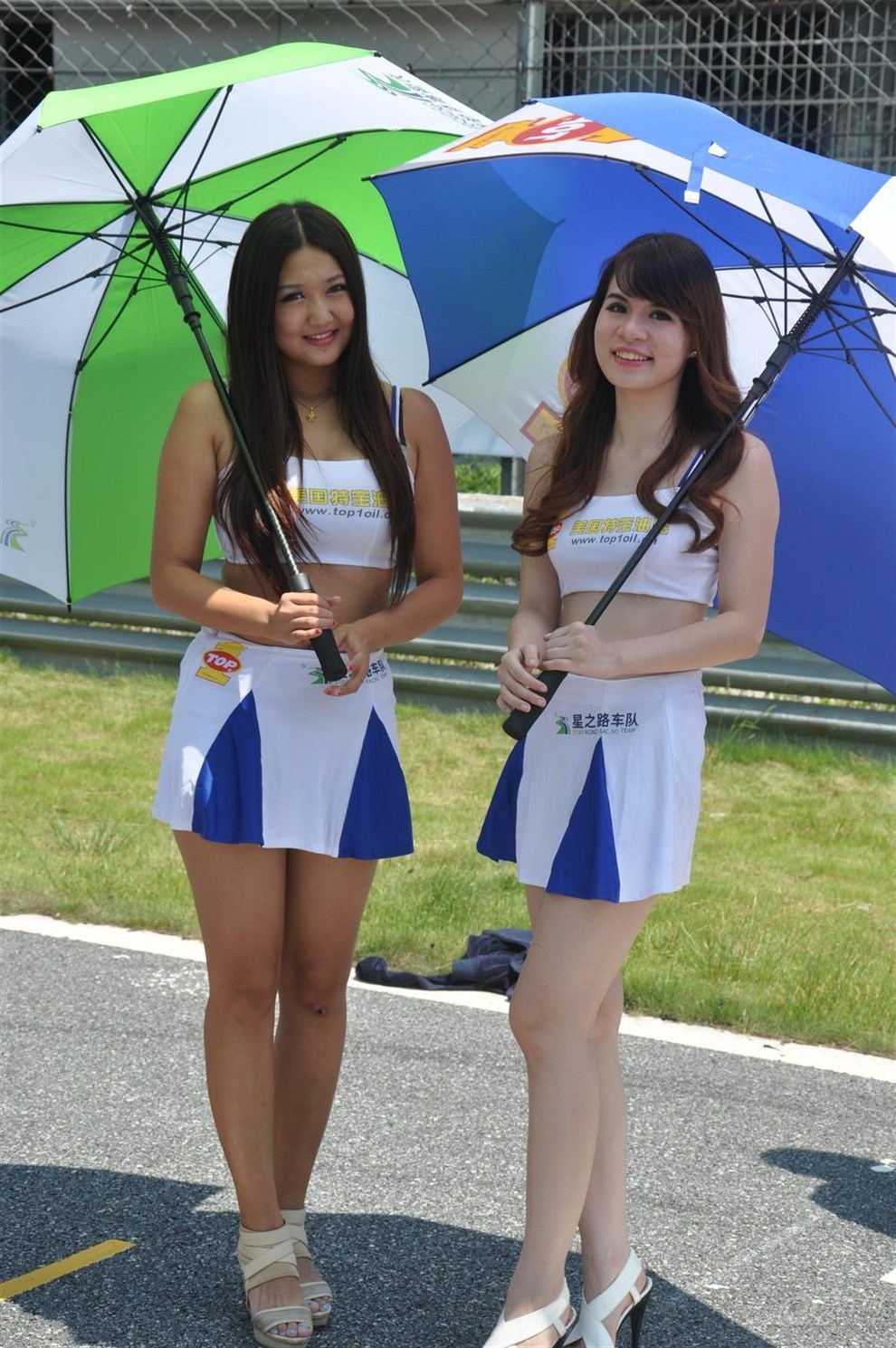 看美女与靓车共舞!ctcc肇庆多图申精!