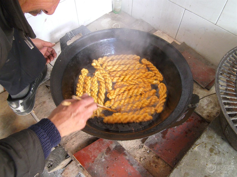 开车去给丈母娘家煮麻花